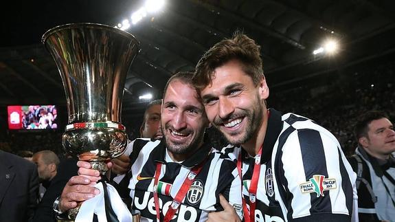 Giorgio Chiellini (i) y Fernando Llorente (d) celebran la victoria de su equipo. 