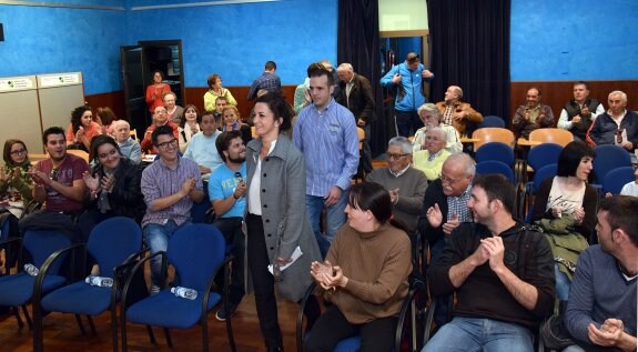 Recibimiento a Andreu y Olarte por parte del público asistente al mitin celebrado ayer en Nájera. :: miguel herreros