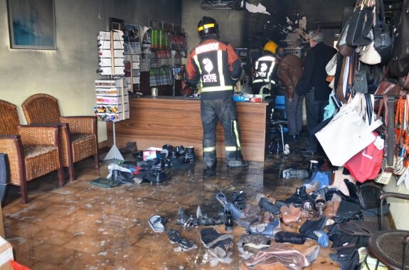 Los bomberos, en la máquina donde se originó el incendio. :: i.á. 