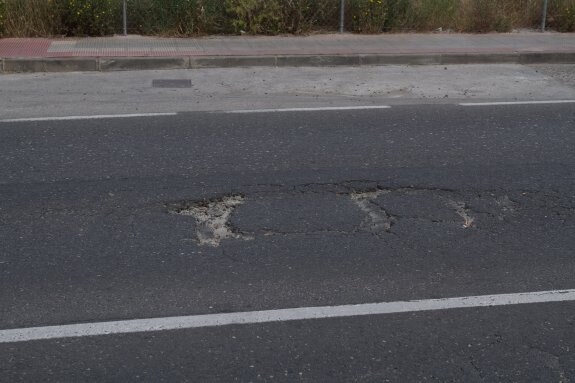 El gran bache  de la calle Piqueras de la capital  sigue en su sitio