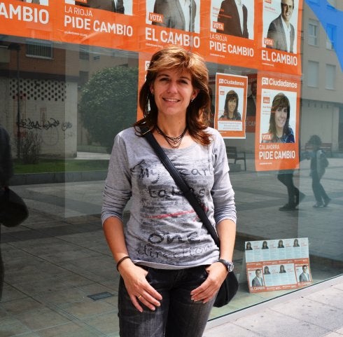 Ana Pellejero, delante de la sede electoral de Ciudadanos, que ayer se cerró tras la campaña. :: i.á.