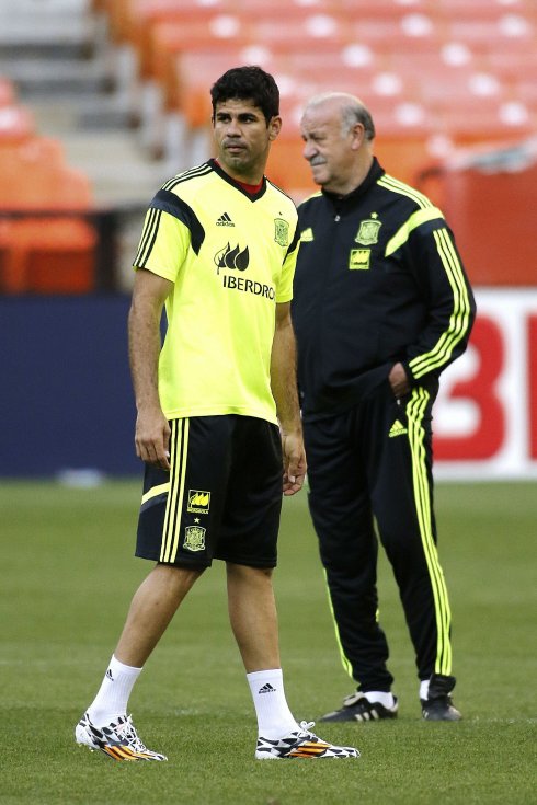 Diego Costa y Del Bosque, durante un entrenamiento de la selección española. :: jonathan ernst / reuters
