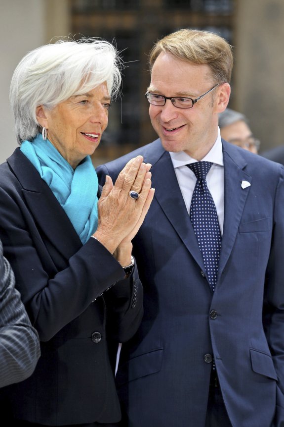 Lagarde, con el presidente del Bundesbank, Jens Weidmann, ayer en la reunión del G-7 en el Palacio Real de Dresde (Alemania) . :: J. W. / efe