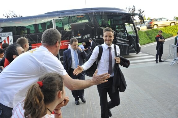 El jugador del Athletic de Bilbao Carlos Gurpegui saluda a un aficionado a la llegada al hotel de su equipo. :: ignacio pérez