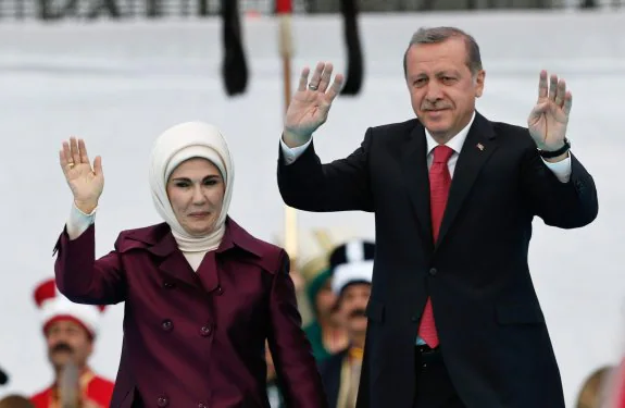 Erdogan y su esposa saludan a seguidores en Estambul. :: efe