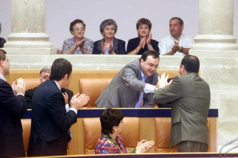 Sanz felicita a David Isasi en el 2003, cuando fue elegido senador autonómico