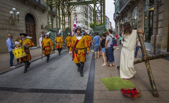 Desfile de las tropas participantes en la defensa de la ciudad. :: J. R.