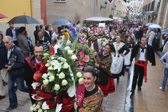 Los Vendimiadores del 2014 llevaron un gran centro floral. :: J.M.