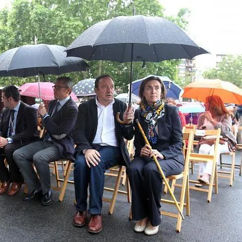 Sanz y Gamarra, durante la ofrenda floral de San Bernabé