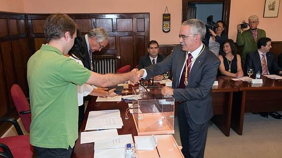 Agustín García Metola (d.) con la medalla de la ciudad. 