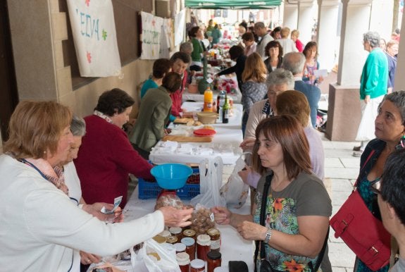 Puestos en el Mercado Solidario celebrado el sábado. :: albo