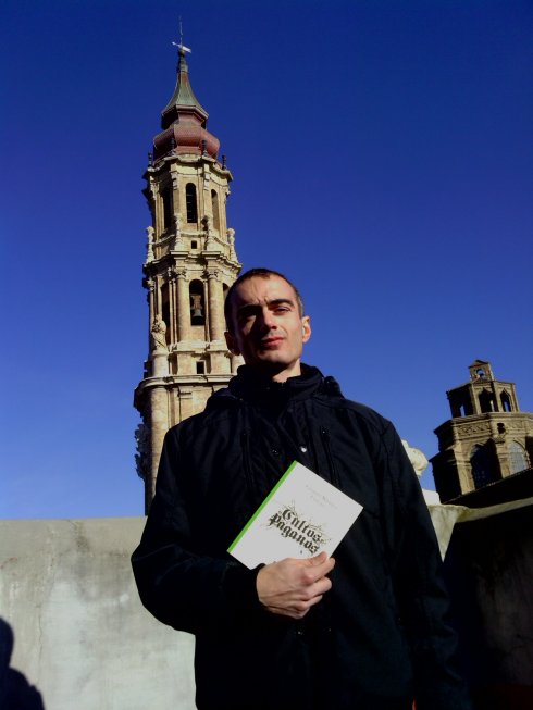 Ezequiel Martínez Llorente posa con su libro 'Cultos paganos' ante la catedral de la Seo de Zaragoza, donde reside. :: L.R.
