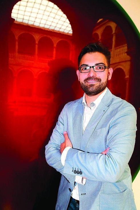 Ubis, en los pasillos del Parlamento regional tras la entrevista concedida a Diario LA RIOJA. 