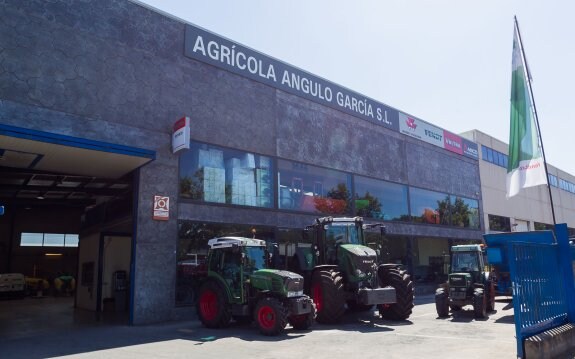 Instalaciones. Agrícola Angulo García lleva desde el 2010 con la concesión de Fendt. :: F.D.
