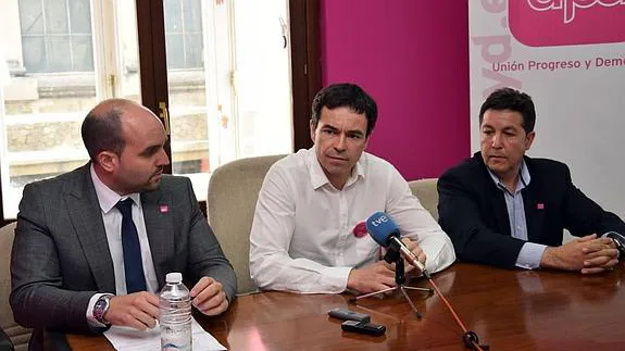 Andrés Herzog, en el centro de la imagen, con otros dirigentes de UPyD en La Rioja. 