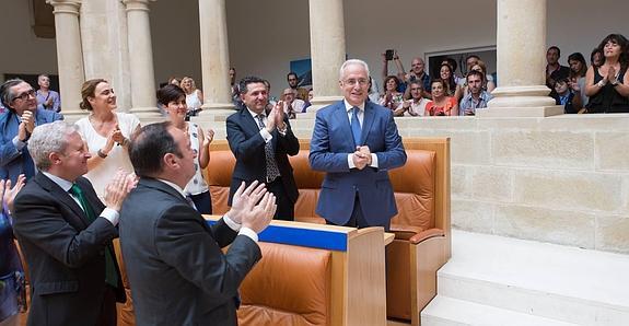 Ceniceros recibe la ovación de sus compañeros de bancada. 