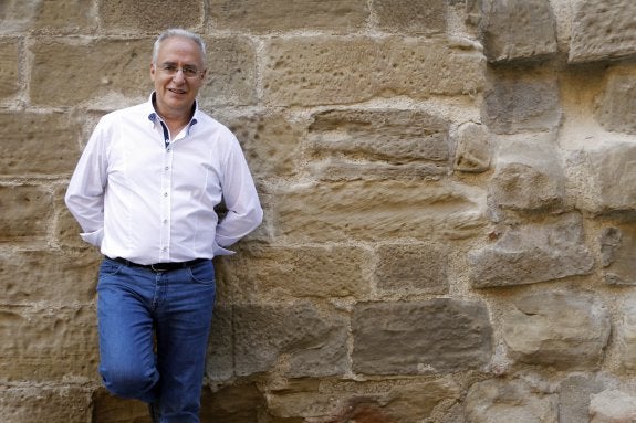 José Ignacio Ceniceros, junto a la muralla del Revellín tras la entrevista concedida a Diario LA RIOJA. :: justo rodríguez