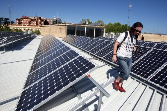 Paneles solares instalados en el tejado del edificio consistorial. :: enrique del río
