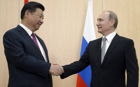 El presidente ruso, Vladímir Putin, saluda al presidente de China, Xi Jinping, en la cumbre. :: efe