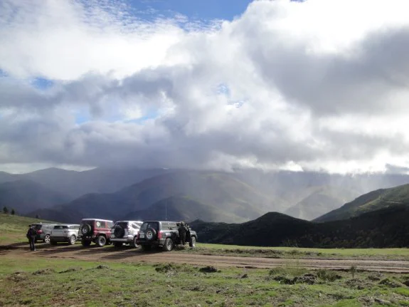 Panorámica con vistas. Una de las excursiones realizadas por el grupo en el entorno de los montes de Ezcaray. :: Eduardo San Miguel