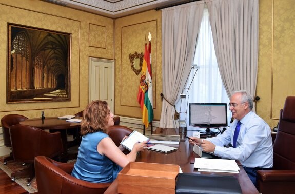 Ceniceros, ayer departiendo con su jefa de gabinete en su nuevo despacho de presidente del Gobierno en el Palacete. :: miguel herreros