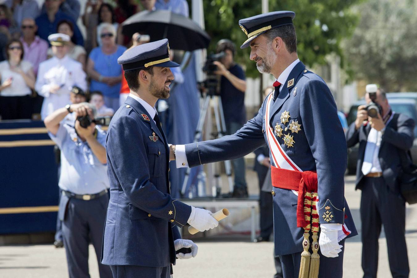 Sergio Santamaría recibe el despacho de manos de Felipe VI. 