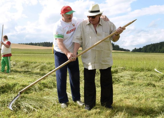 Lukashenko enseña a Depardieu.