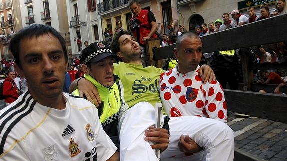 Escorza es retirado tras ser corneado. 