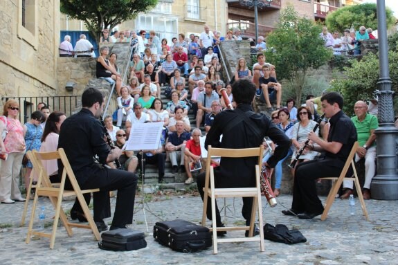 La banda de clarinetes Licorice Sticks Quartet actuó frente al palacio de las Bezaras de Haro.