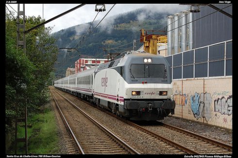 Tren Picasso de Renfe que cubre la línea Bilbao-Logroño-Málaga. :: E. C.