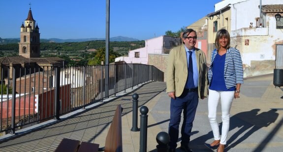 El alcalde de Calahorra, Luis Mártínez-Portillo y la concejala de Urbanismo, Rosa Ortega, en el mirador de la calle Cabezo. :: i.á. 