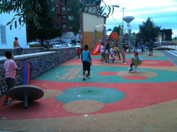 A la izquierda, un niño pasa al lado del juego arrancado del suelo del parque de la Era Alta. :: l.r. 