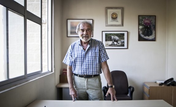 José Manuel Echevarria, en su despacho del Instituto Carlos III ubicado en Majadahonda (Madrid). :: elvira megías