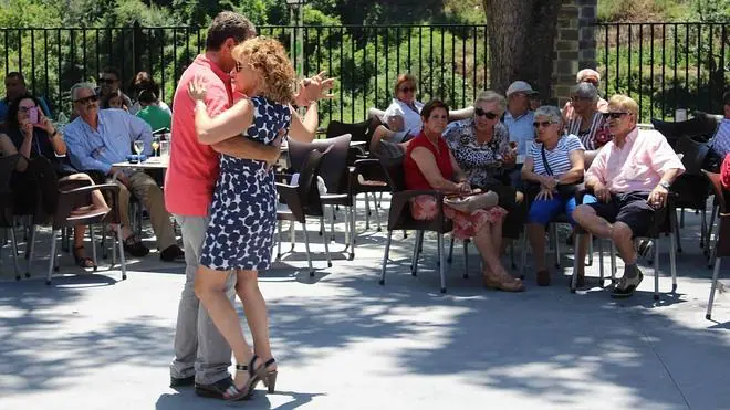 Una pareja baila en la plaza Felipe Nestares de Torrecilla ante la mirada de los vecinos. :: D.M.A.