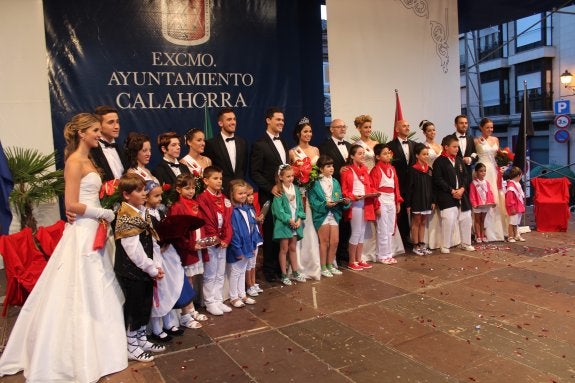 Reina, damas y acompañantes, con los niños representantes de las peñas después del acto. :: m.f.