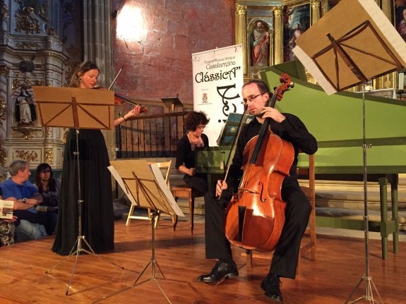 La Superba, durante su concierto de ayer en Casalarreina. :: D.M.A.