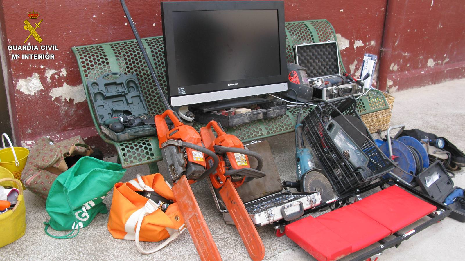 Maquinaria recuperada por la Guardia Civil. 