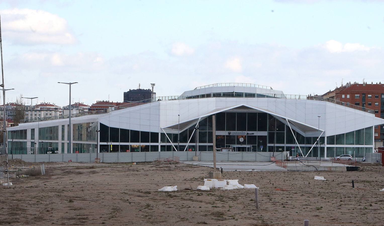 Fachada de la estación de ferrocarril de Logroño.