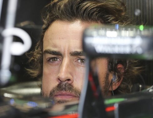 Cara de preocupación de Alonso ayer en Spa. :: epa
