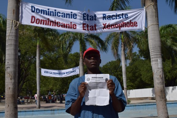 Un joven se manifiesta en Puerto Príncipe contra la negativa del Gobierno a inscribir a personas nacidas en República Dominicana por ser descendientes de haitianos. :: efe