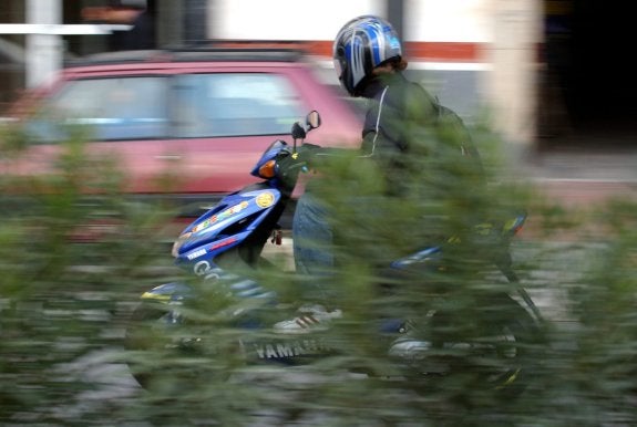 Motoristas circulando por las calles de Logroño. :: e. del río