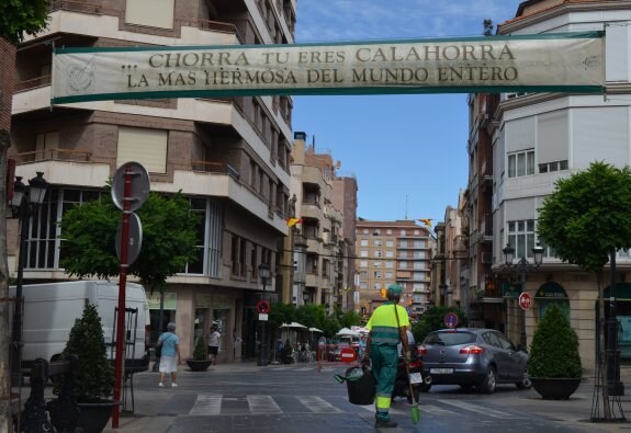 Cartel del 'Chorra, tu eres Calahorra', al comienzo de la calle Grande, donde hoy las cuadrillas cantarán el himno festero de la ciudad. :: i.á.