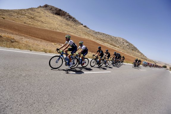 Vista del pelotón durante la séptima etapa de la Vuelta Ciclista a España, con salida en Jódar y llegada en el Alto de Capileira. :: J. L. / efe