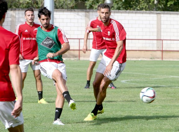 Julio Rico juega el esférico en presencia de Adrián León. Los dos serán titulares esta tarde en A Malata. :: juan marín