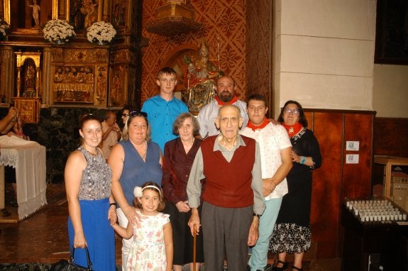 Una familia posando con San Gil tras la bajada. :: s.s.j.