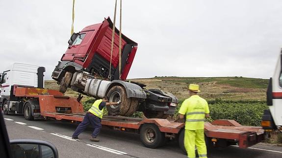 Retirada del camión accidentado, esta mañana 