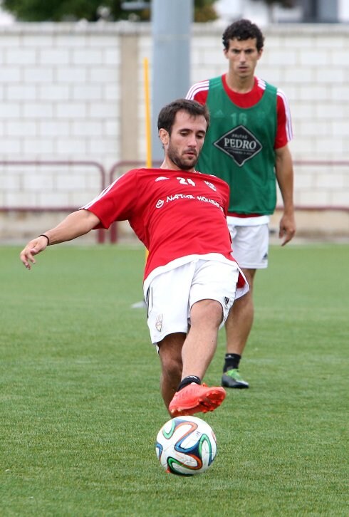 Muneta da un pase en un ejercicio de ayer. :: Juan Marín