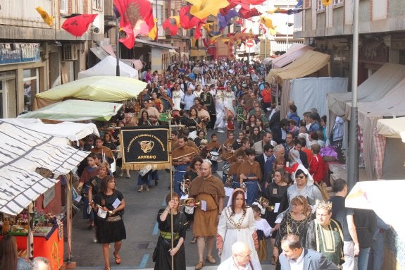 Cientos de personas llenaron las calles del Mercado del Kan de Vico, entre ellos, el presidente de La Rioja, José Ignacio Ceniceros. :: E.P.