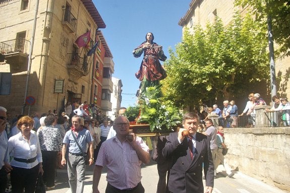 Procesión de Santa María, ayer, por las calles de Cenicero. :: frías