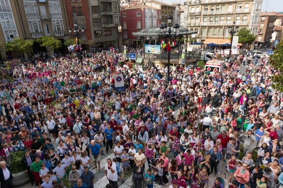 Los jarreros se acercaron a la plaza de la Paz con ganas de que dieran comienzo las fiestas en honor a la Virgen de la Vega. :: donézar